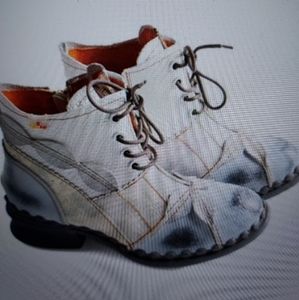 TMA EYES adorable nwt boots, still in box